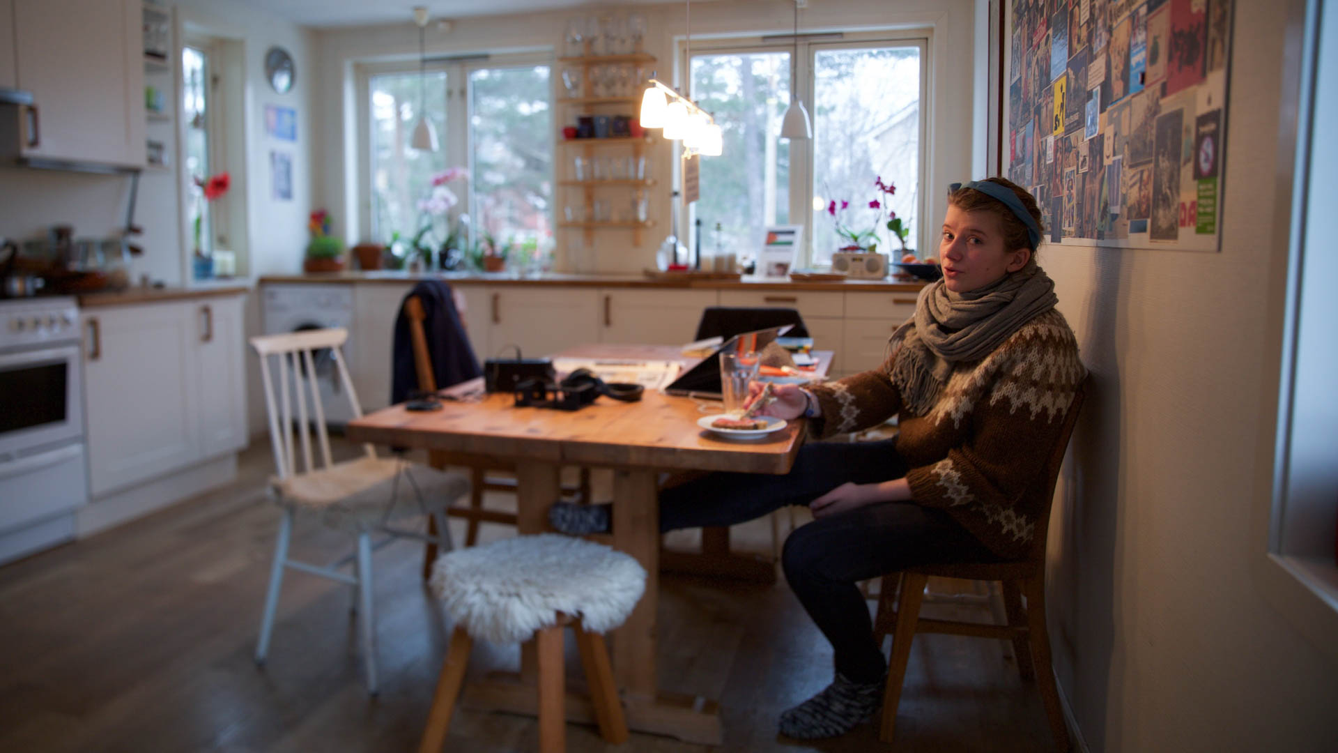 Amanda har vokst opp i en miljøbevisst familie. Rundt dette kjøkkenbordet er det påbudt å engasjere seg. (Foto: Anne Dorte Lunås, NRK) 