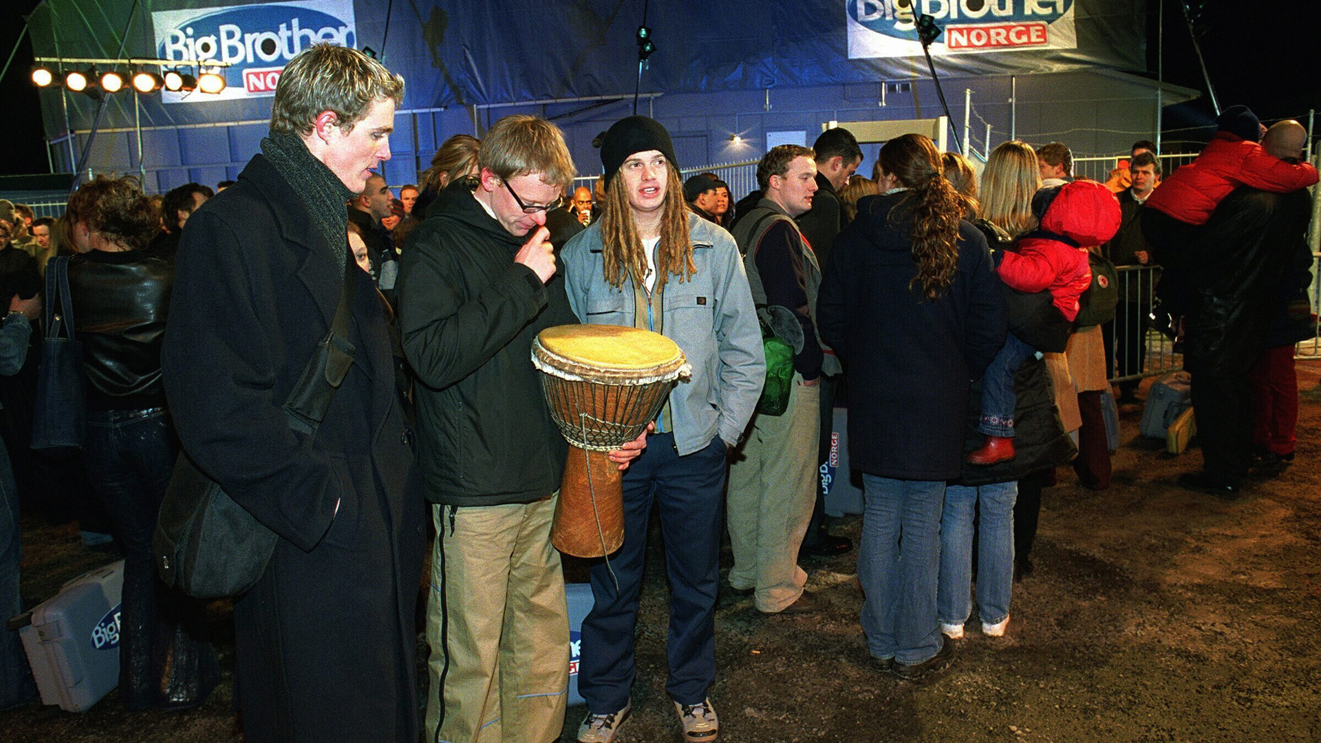 REALITY ANNO 2001: ''Big Brother''-deltagerne ankommer huset på Fornebu. Her er det deltaker Lars Joakim Ringom fra Lillehammer (med rastafletter) som tar farvel med venner før han går inn i huset. (Foto: Jarl Fr. Erichsen, NTB scanpix)