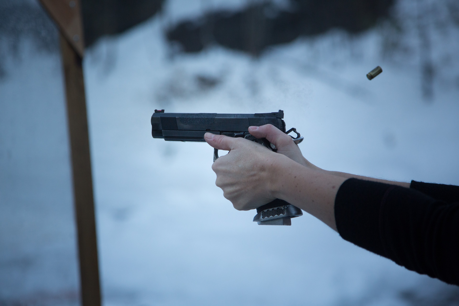 Pistolen som Hilde bruker er en Strayer-Voigt, Inc. (SVI) kaliber 40. (Foto: Ludvig Løkholm Lewin, NRK)