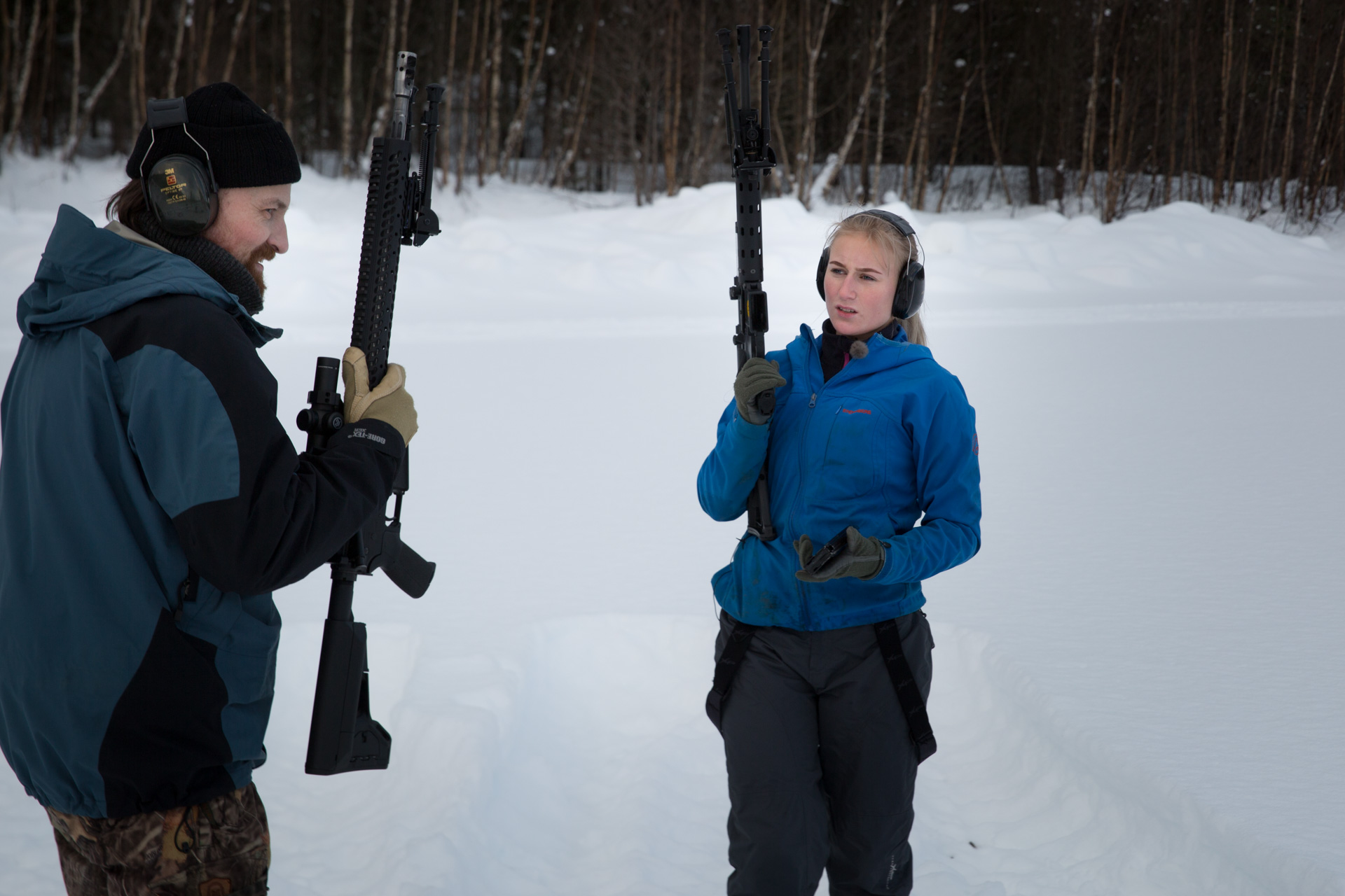 Ola Skårild er med og hjelper datteren Emilie Skårild (17) på skytetrening. Disse våpnene står i fare for å bli ulovlige i Norge. (Foto: Ludvig Løkholm Lewin, NRK)