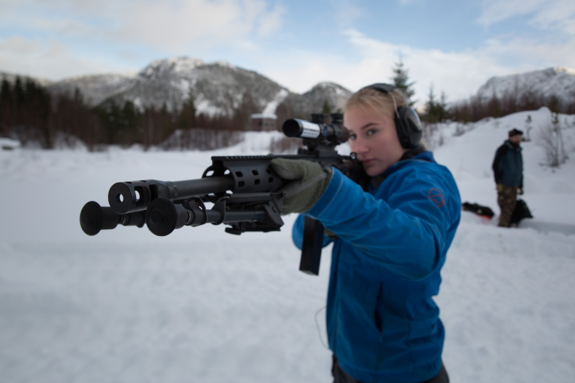 – Det er litt vanskeligere å håndtere en rifle enn en pistol synes jeg, forteller Emilie. (Foto: Ludvig Løkholm Lewin, NRK)