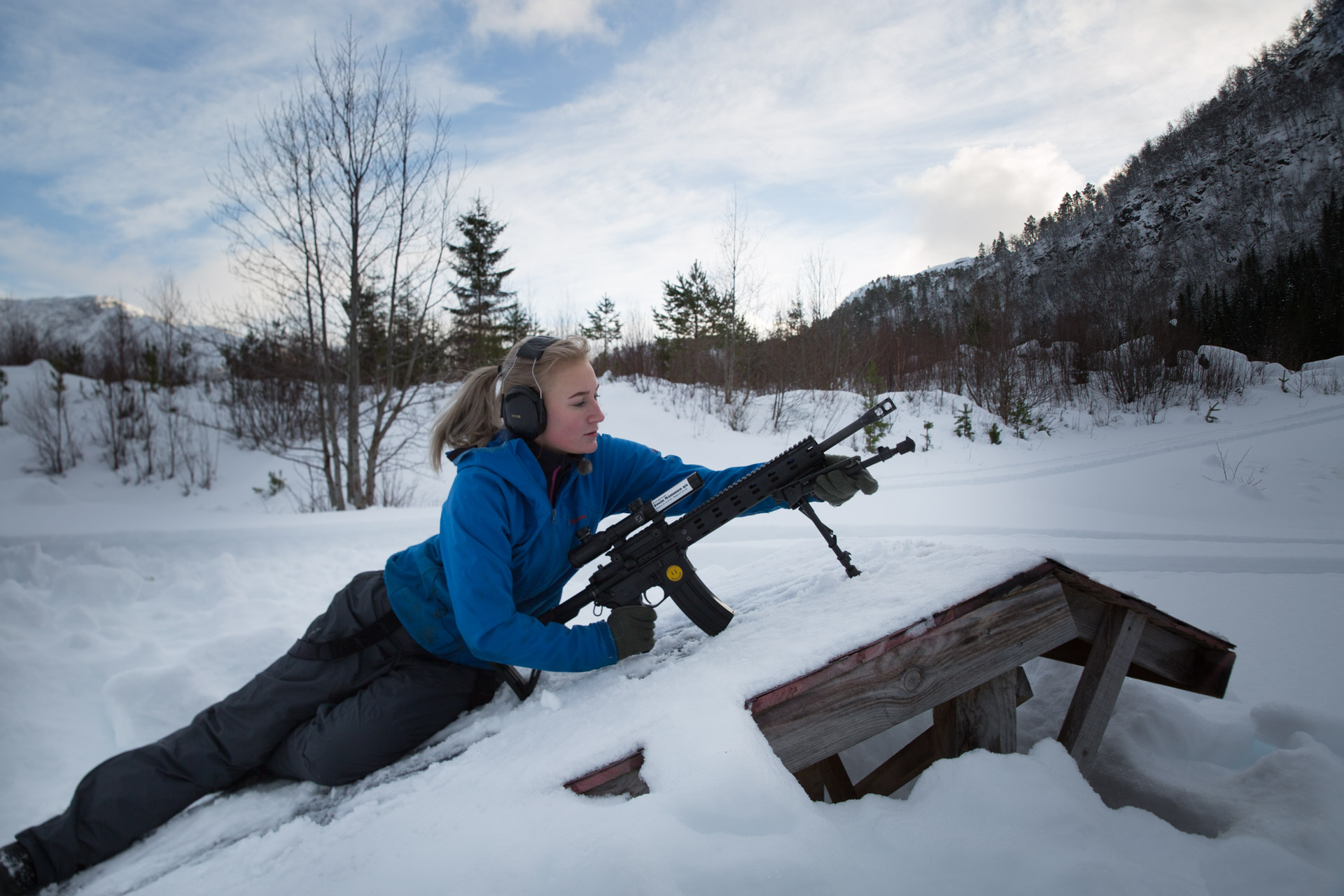 Emilie Skårild (17) har skytetrening i bestefarens steinbrudd i Snillfjord. Hun begynte å skyte med pistol da hun var 12 år gammel, nå er det rifle som gjelder. (Foto: Ludvig Løkholm Lewin, NRK)