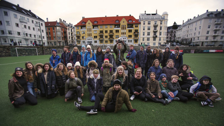 Elever fra Nordnes skole og Razika stiller opp på et ordentlig lagbilde på Møhlenpris idrettsplass. Foto: Li-Lian Ahlskog Hou, NRK P3