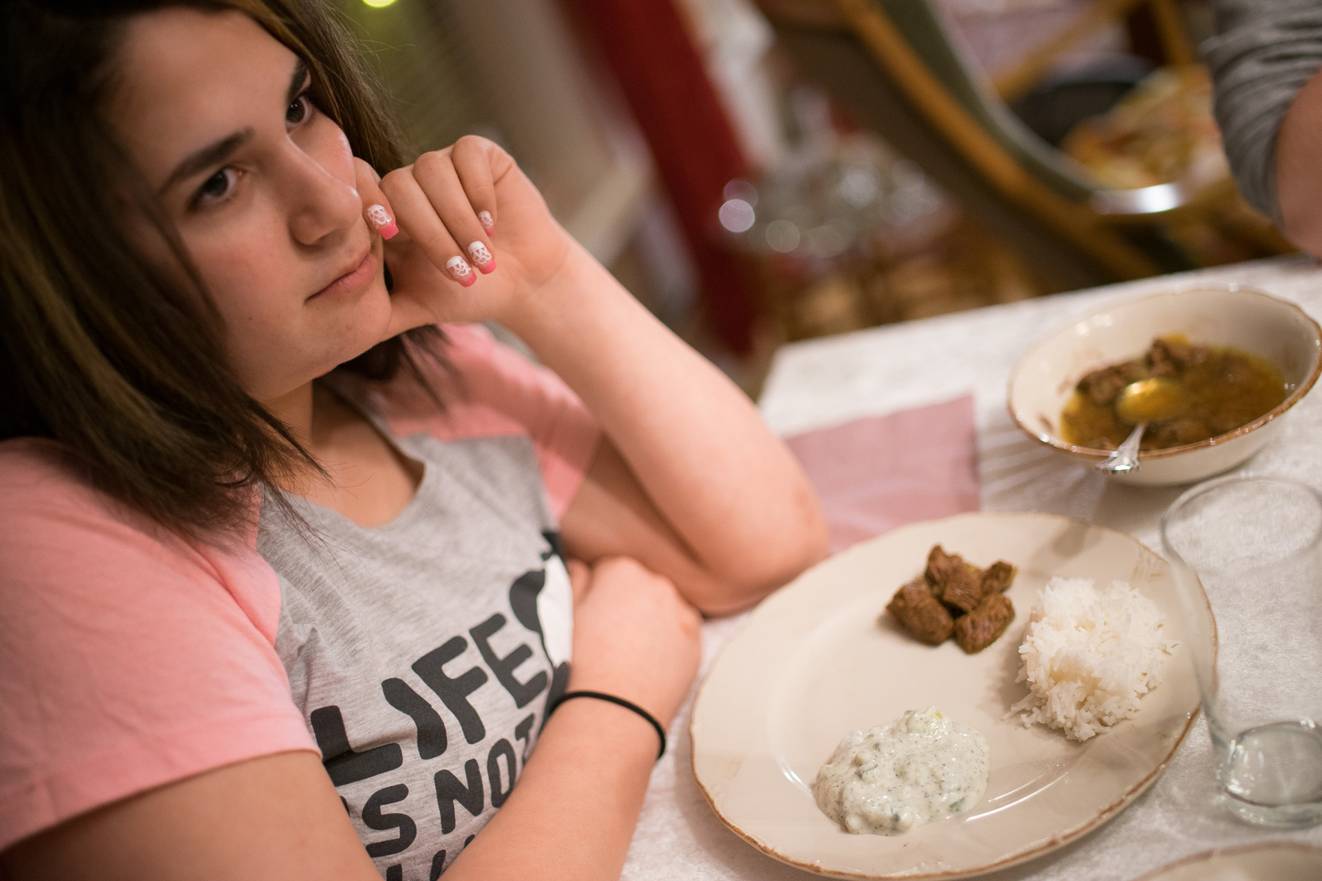 Shirin liker ikkje blanda mat. Ho får maten delt og risen kvit. (Foto: Lars Erik H. Andreassen, NRK)