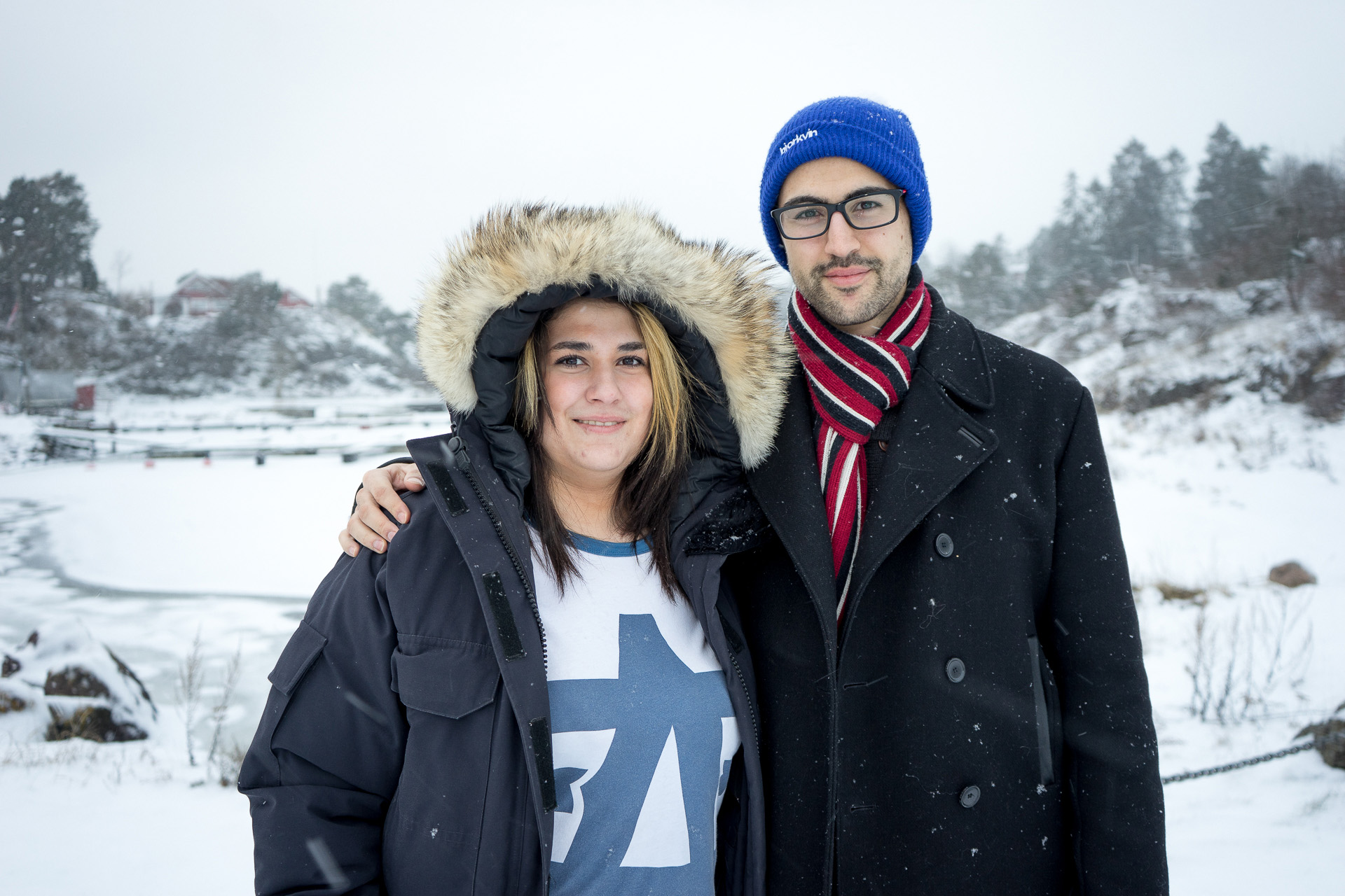 Shirin og broren Pouya i snøen. (Foto: Lars Erik H. Andreassen, NRK)