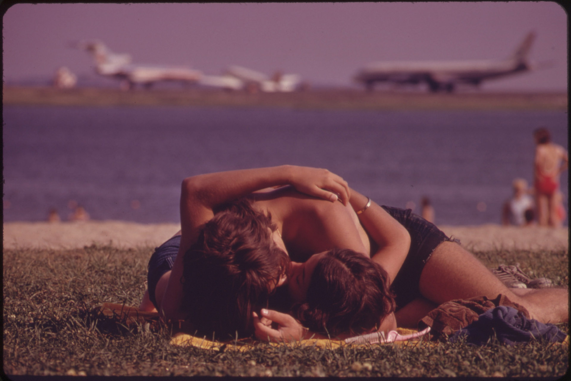 Forelsket? Bildet fra Constitution Beach i Boston, 1973. (Foto: Michael Philip Manheim)