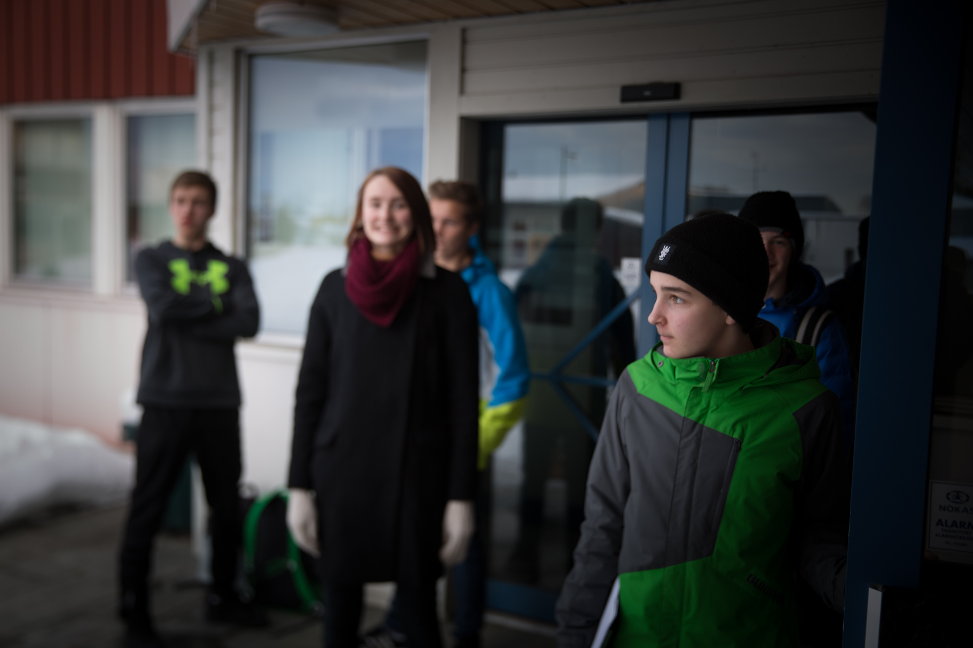 Ungdommene som utgjør Selbu ungdomsråd er nettopp ferdige med et møte på rådhuset i Selbu sentrum. (Foto: Anne Dorte Lunås, NRK)