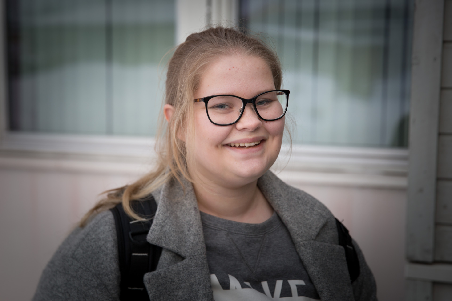 – Det er et godt samhold her, sier Eline Stene (16), leder for Selbu  ungdomsråd. Hun har begynt på videregående i Stjørdal, og har såvidt fått et utenforblikk på bygda hun har vokst opp i. (Foto: Anne Dorte Lunås, NRK)