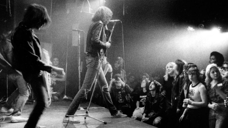 Johnny og Joey Ramone avbildet under en opptreden på klubben CBGB's i New York i 1977.  Foto: NTB Scanpix, AP Photo, Godlis 