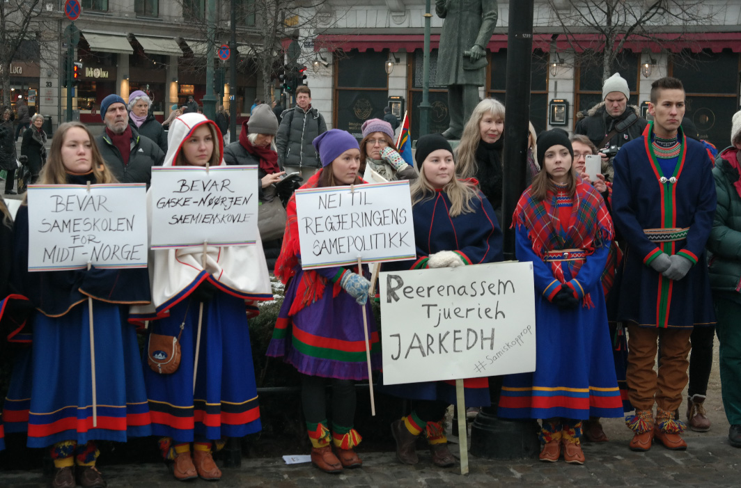 16. desember 2015 demonstrerte Fransisca Kappfjell Herbst (23) foran Stortinget sammen med andre unge samer. (Foto: Benjamin A. Thomas)