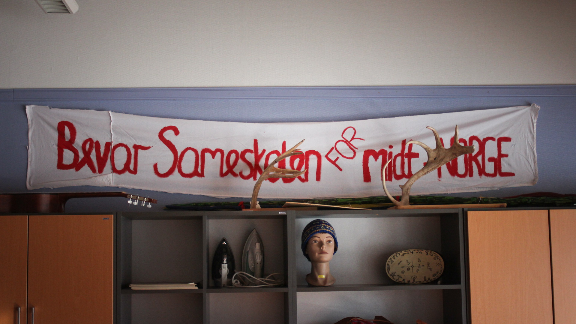 Siden etableringen har sameskolen gått fra å være et sted hvor samiske barn skulle lære seg å bli nordmenn, til å bli et sted hvor fornorskede barn skal bli samer. (Frid K. Hansen)