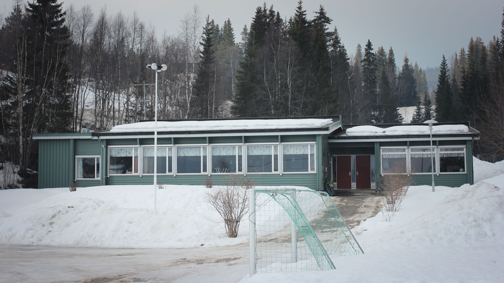 Selv om sameskolen i Hattfjelldal er den desidert største sørsamiske skolen i Norge, så er den ganske liten. Dette er undervisningsbygget, internatbygget er plassert litt bortenfor. (Foto: Frid K. Hansen)