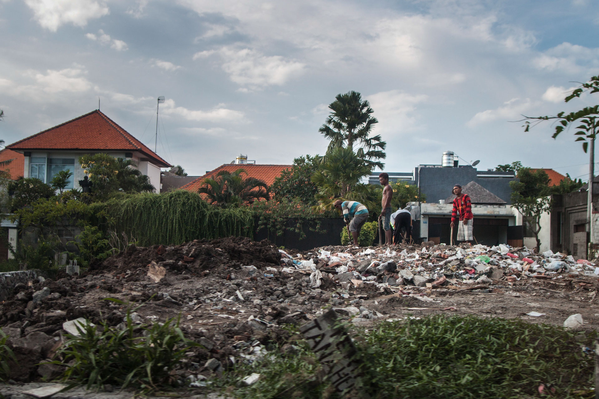 Langs alle veier ligger det plastikkposer og plastikkflasker, og søppel brennes utenfor husene. Foreløpig har ikke Bali et system for å bli kvitt dette avfallet på en bærekraftig måte. (Foto: Andrea A. Thiis-Evensen)