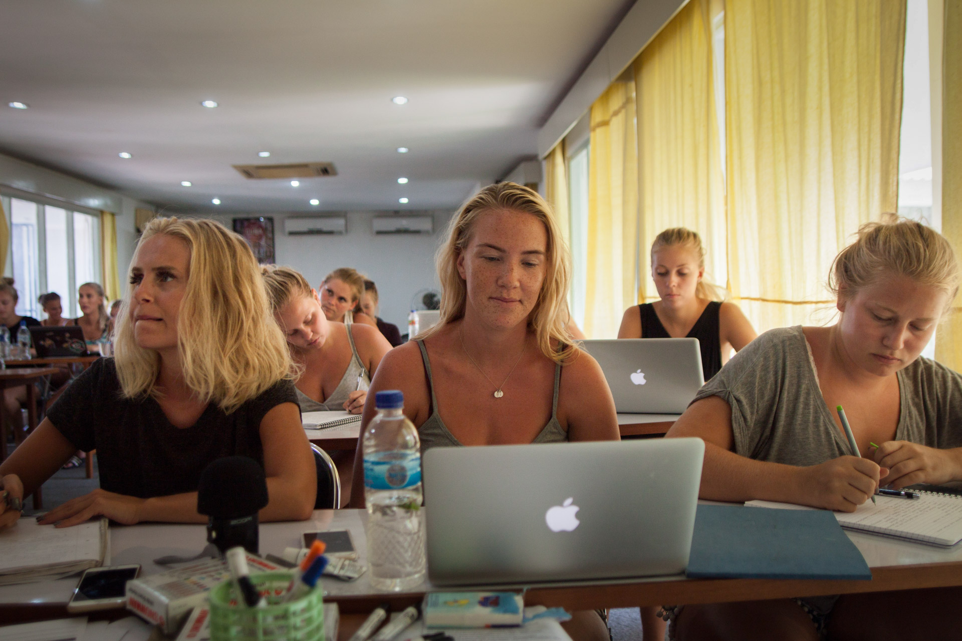 Martine Moen (midten) og hennes klassekamerater under en ex.phil-time i klasserommet på Bali. (Foto: Andrea A. Thiis-Evensen)
