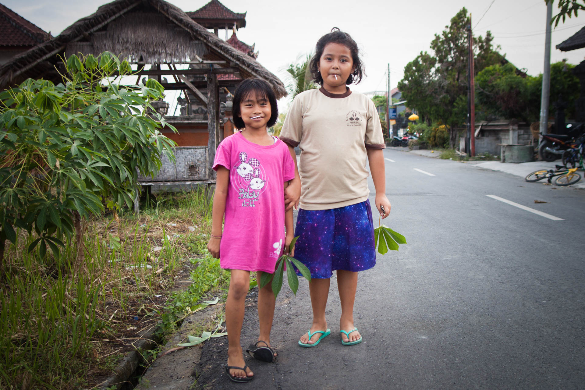 To små jenter i nabolaget i Canggu på Bali. (Foto. Andrea A. Thiis-Evensen)