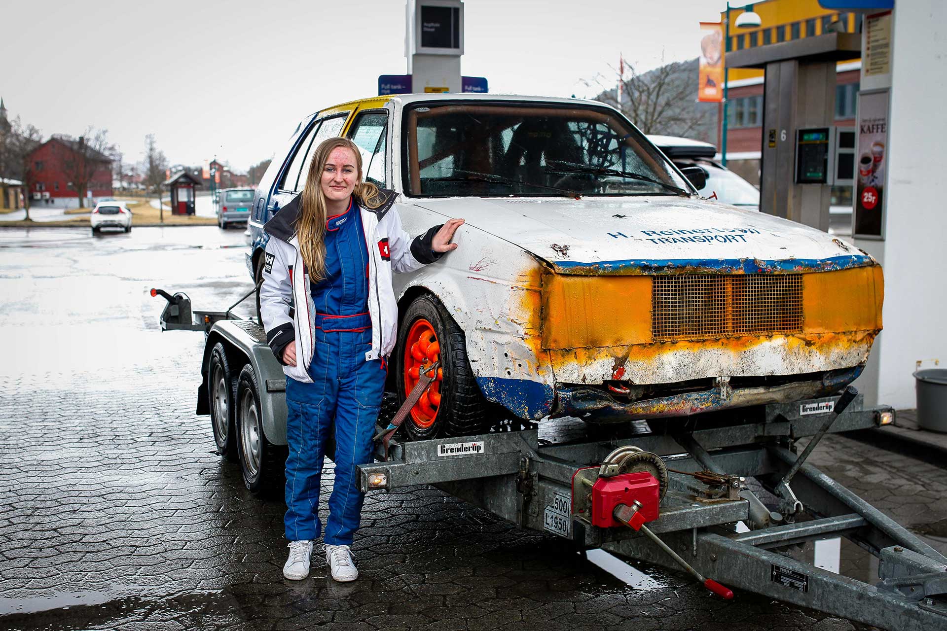 Iris Natten Frydenlund er 15 år og har akkurat fått seg en lekker Golf å konkurrere i. Den kosta 7000 kroner. 