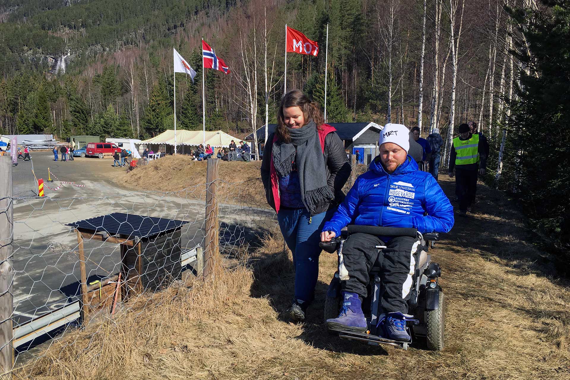 Denne løpsdagen har Mats fått besøk av en ivrig tilskuer - og hun har reist helt fra Drammen. 