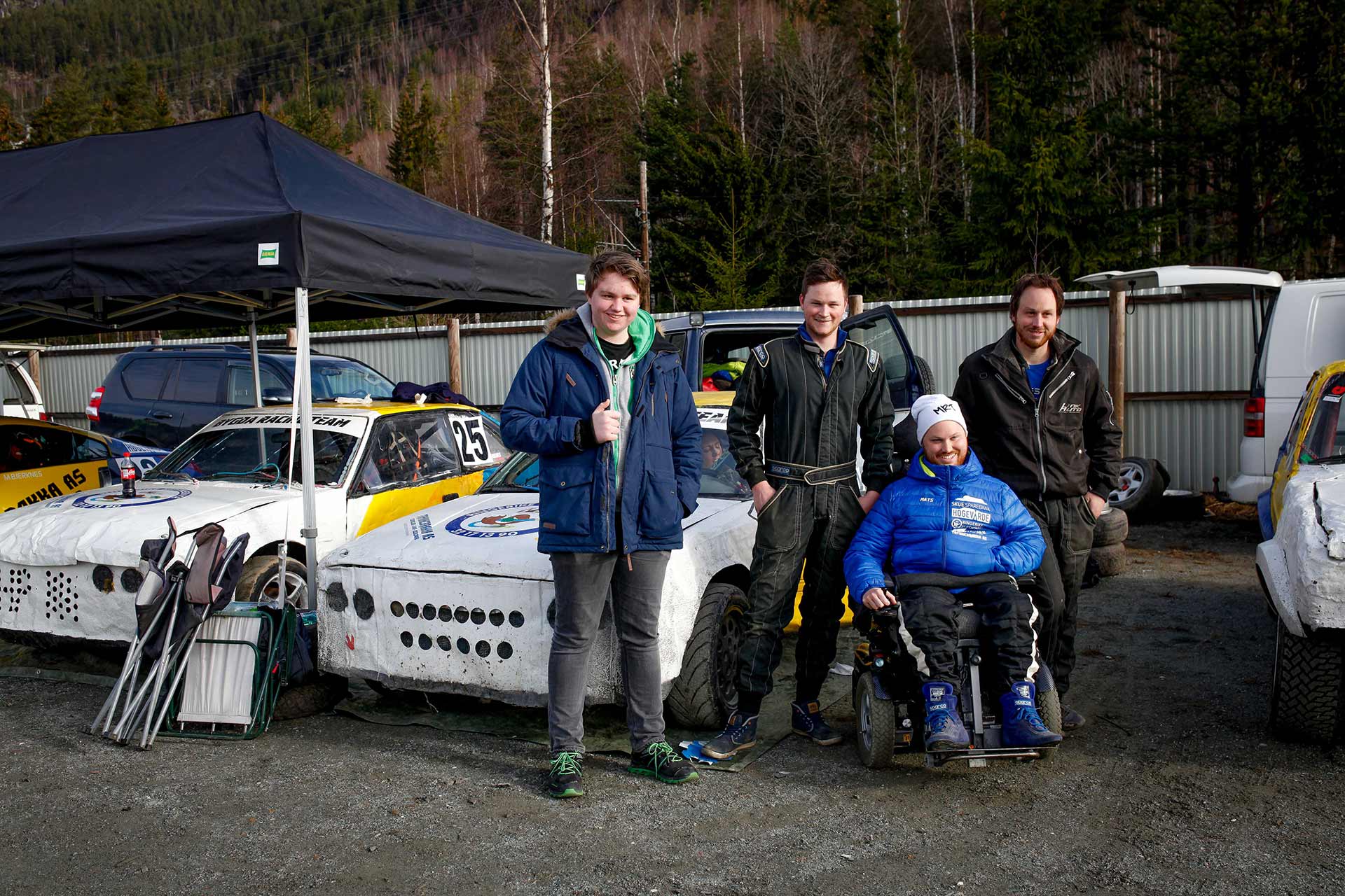 «Mats racingteam» - Henning, Ruben og Steffen - er mer enn gjerne med når broren skal kjøre cross. De er tross alt bilgale, de også.