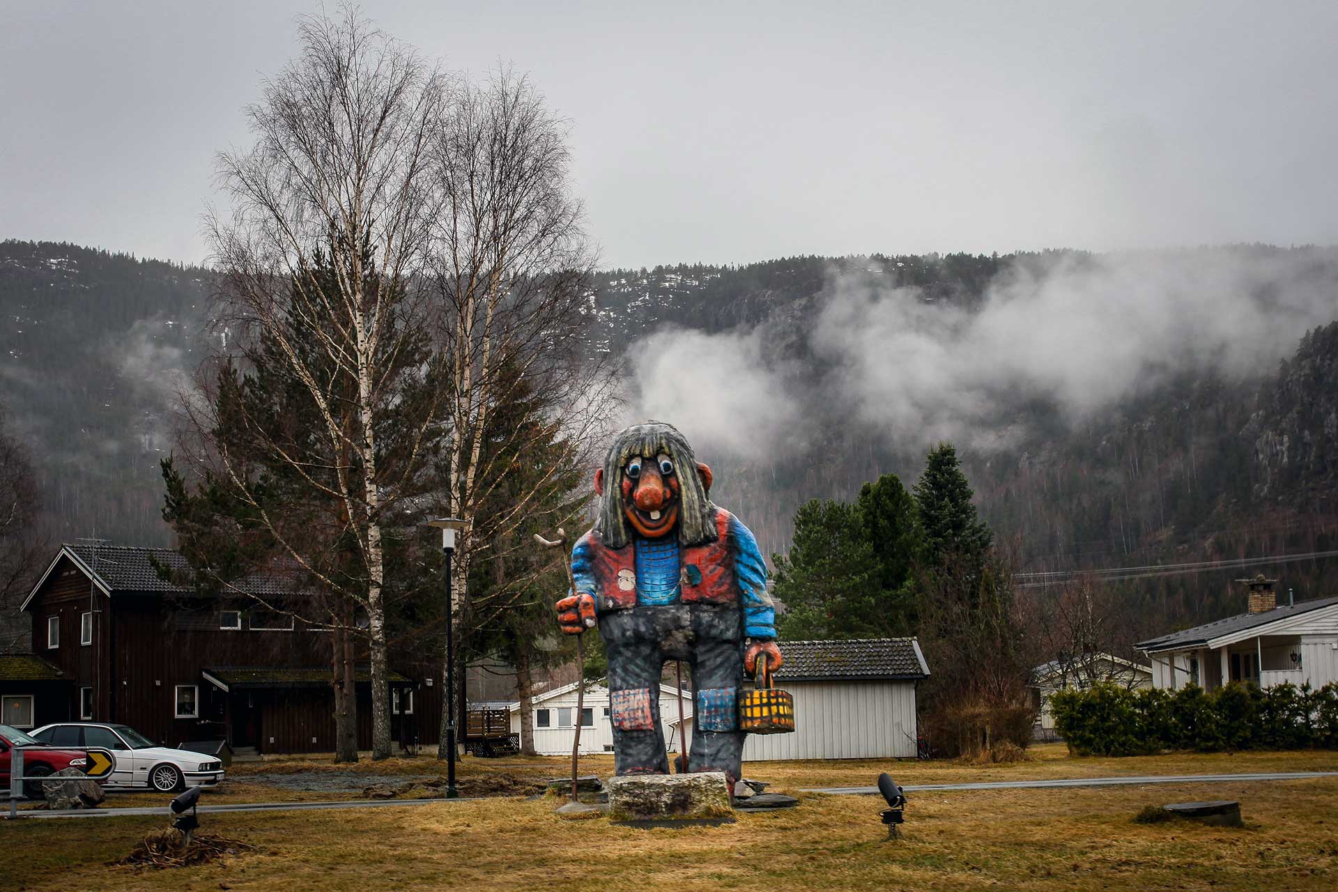 Olav Thon-statuen ruver i Flå sentrum. Neida, det er et troll - den eneste statuen i Flå som ikke er av bjørner. 