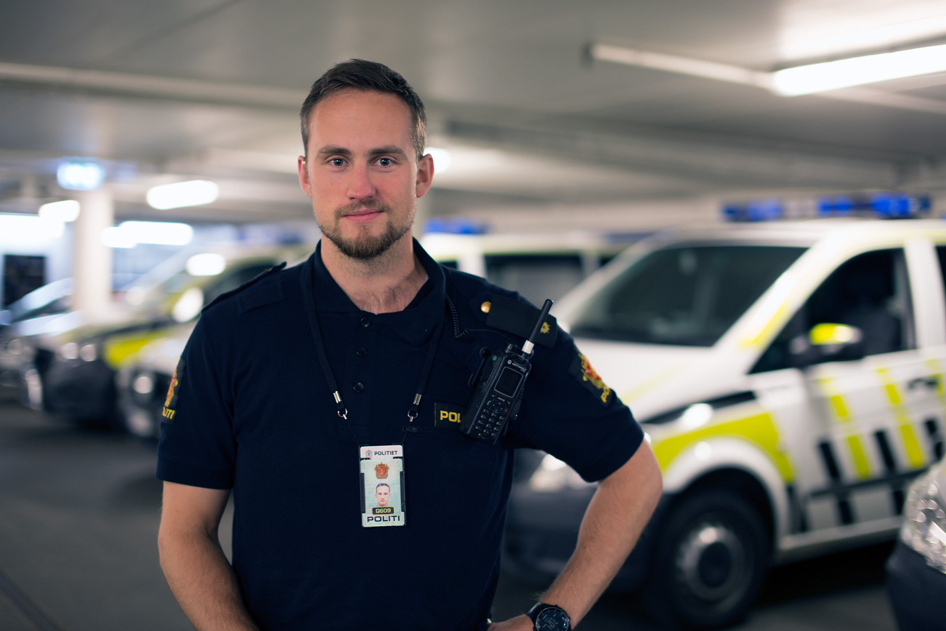 Anders Pedersen gikk ut av Politihøgskolen i 2014, og det tok litt over et år før han fikk drømmejobben i Oslo. Han var en av 20 politifolk som ble ansatt i hovedstaden i fjor. Foto: Nora Brønseth, NRK P3