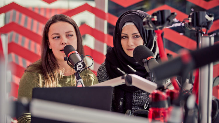 Anna og Razan er sammen en gang i uka. Da gjør de typiske venninne-ting sammen. Foto: Rashid Akrim, NRK P3.