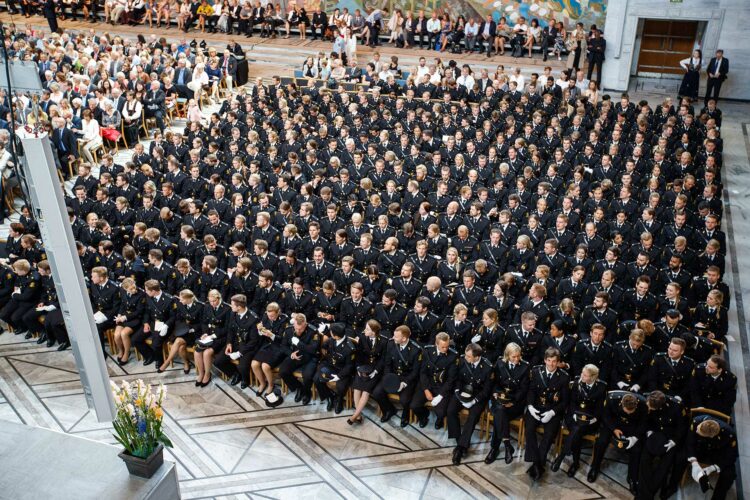 Rundt 700 politistudenter uteksamineres hvert år. Dette bildet ble tatt i fjor, da Oslo-studentene fikk vitnemålene sine. Foto: Gorm Kallestad, NTB Scanpix