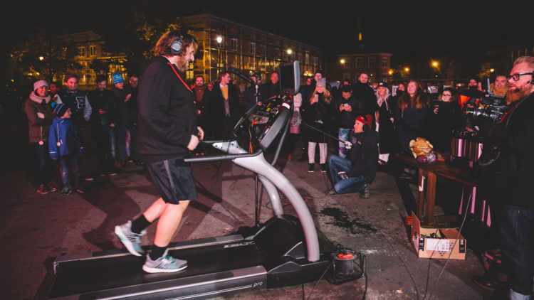 Ronny løp 17, 6 km. på Trondheim torg foran et feststemt publikum lørdag kveld. Foto: Rashid Akrim, NRKP3.