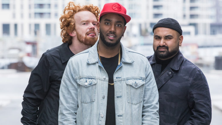 Mikkel Niva, Abiel Tesfai og Aon Raza Naqvi lager talkshow sammen som ekte bro's. Foto: Kim Erlandsen, NRK P3.