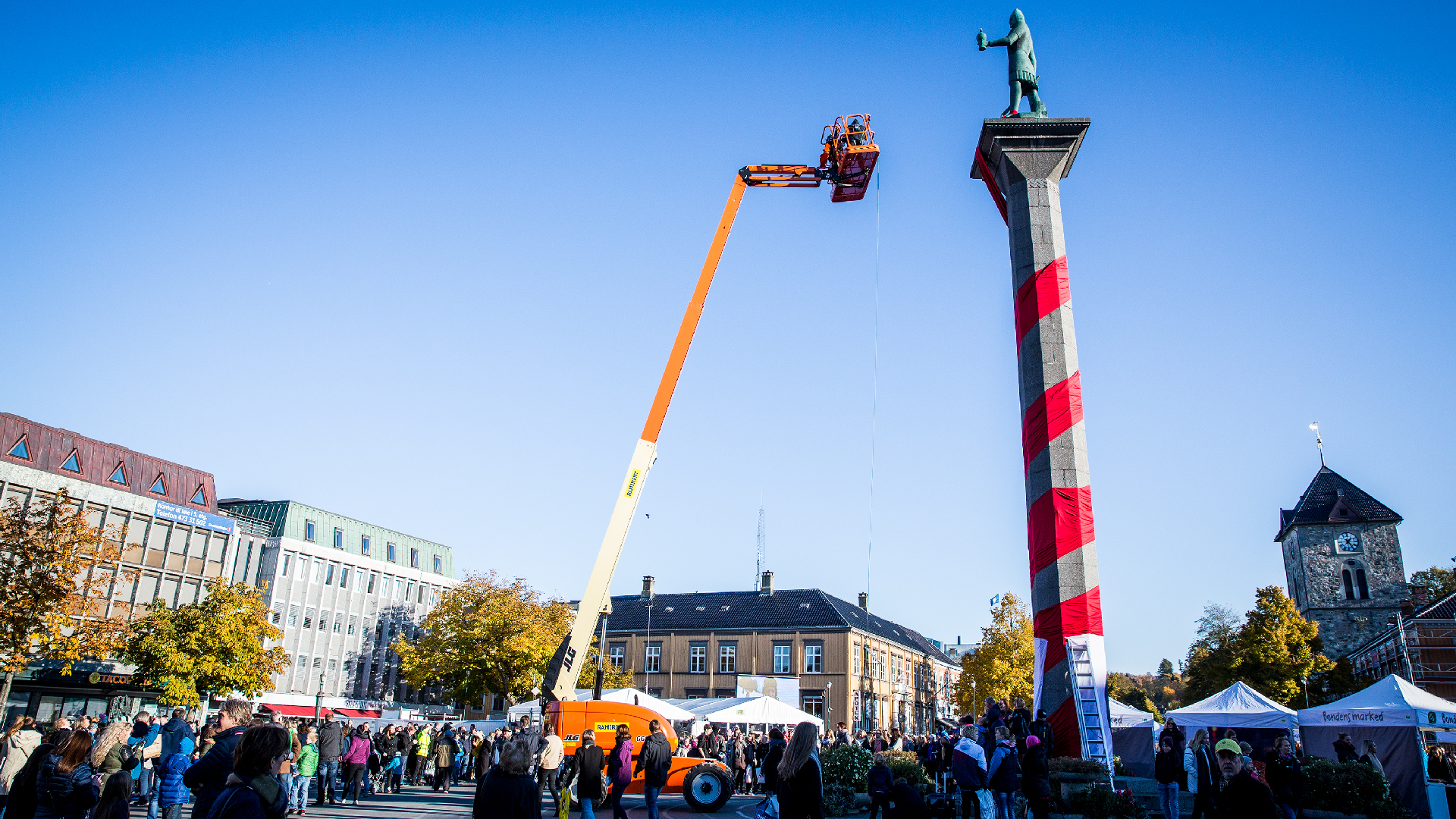 Daniel Kvammen fikk sin egen scene ca 20 meter over bakken torvet i Trondheim. (Foto: Tom Øverlie, NRK P3)