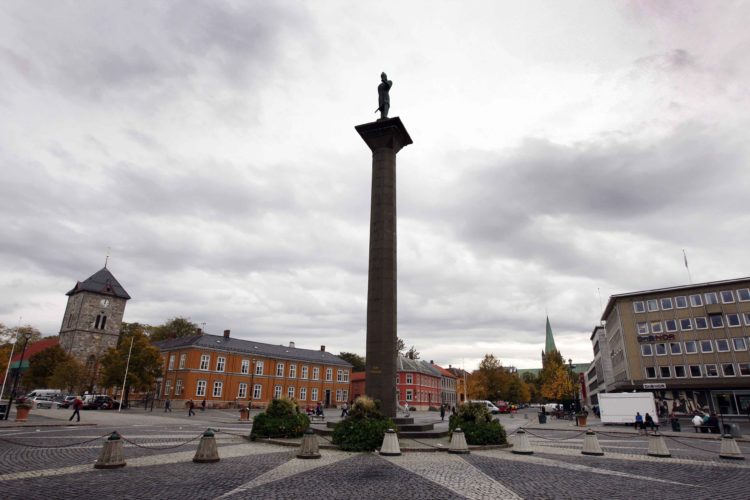 Olav Tryggvason-monumentet ruver 18 meter over bakken. Kanskje skal Daniel Kvammen heises opp til topp i morgen.  Foto: Gorm Kallestad / SCANPIX