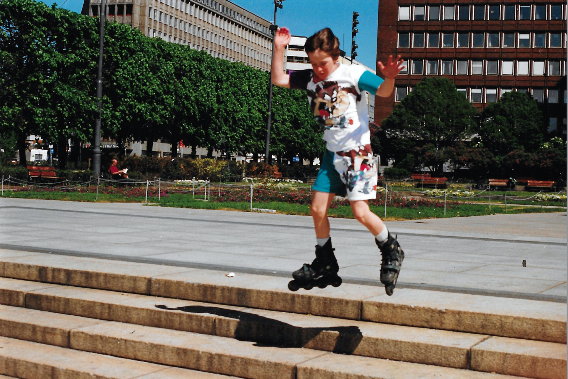Richard var en aktiv gutt. Her står han på rulleskøyter nede ved Aker Brygge i Oslo. Foto: Privat