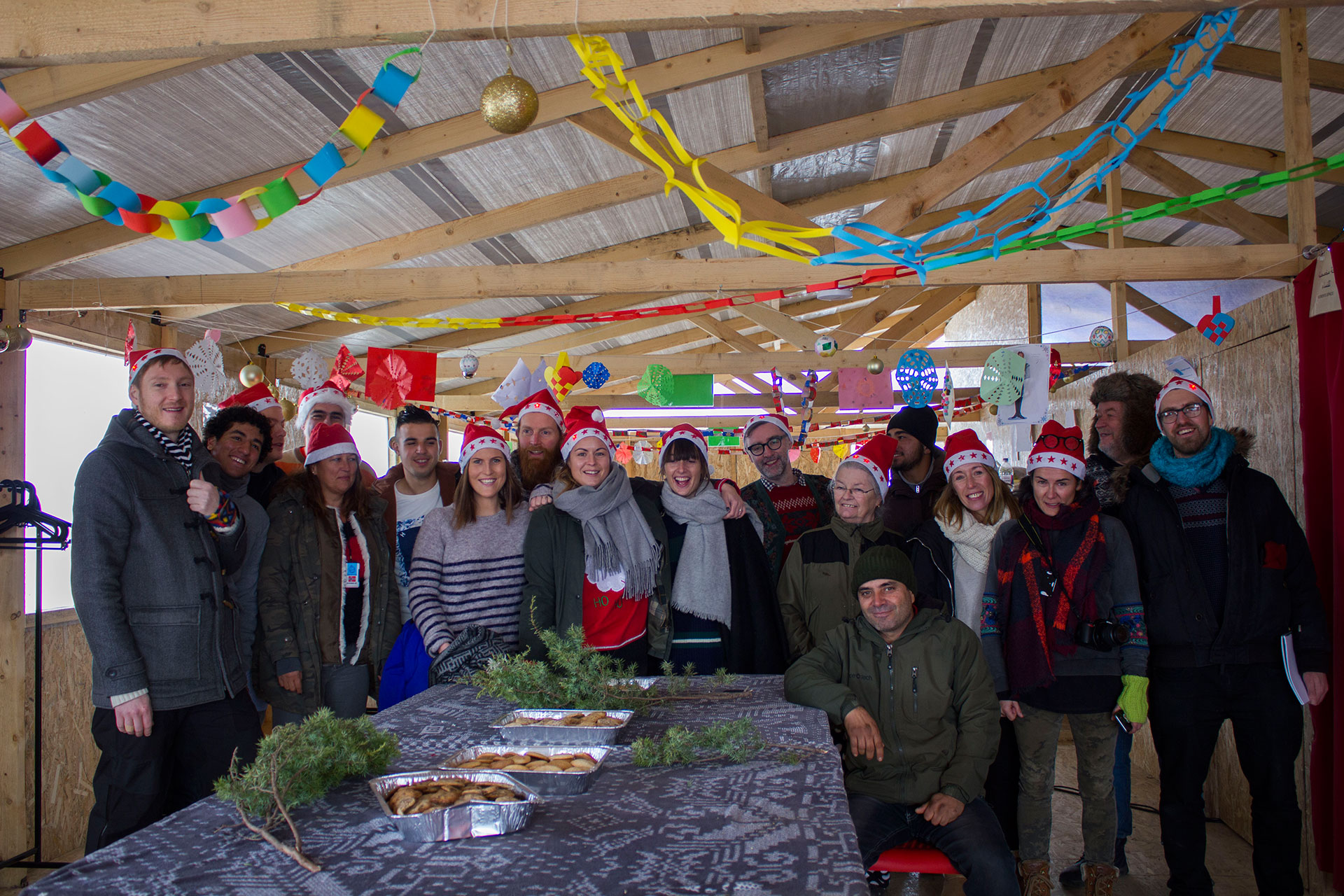 Frivillige og hjelparar frå leiren samla for eit gruppebilete før dørene opnar og det er klart for julefeiring i Nea Kavala. Foto: Siri Bråtveit