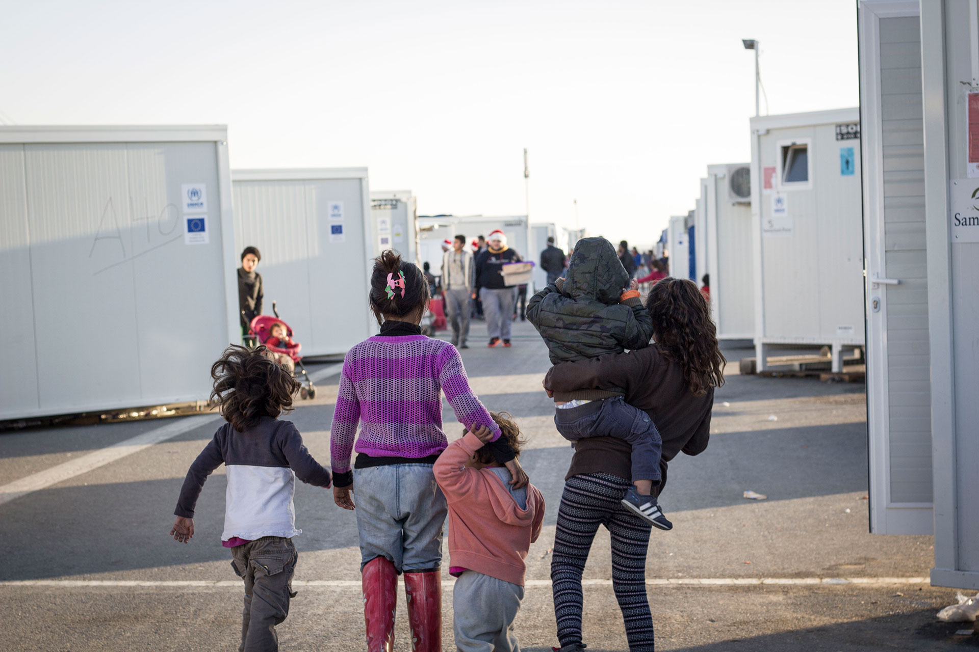 Dei eldre borna er flinke til å ta vare på dei mindre i flyktningleiren Nea Kavala. Foto: Siri Bråtveit