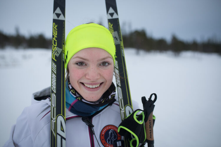 Magni er et eneste stort smil når hun endelig er tilbake på trening i skisporet. Det er en god stund siden forrige gang.  Foto: Munck Studios