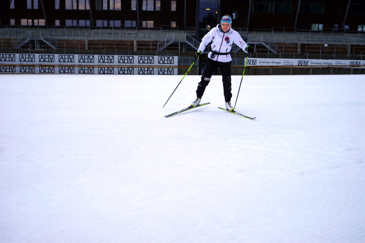 Magni mister en del av seg selv når hun ikke kan gå på ski. Da hun var syk forsøkte hun å erstatte skiene med en gitar, uten nevneverdig hell. Foto: Mona Sprenger