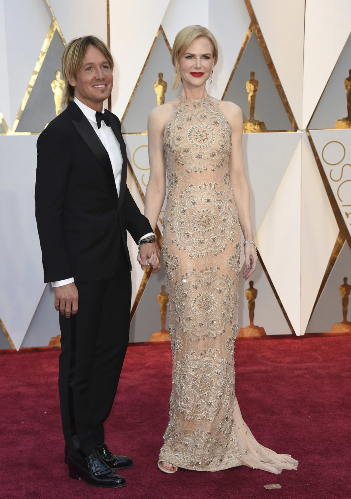Keith Urban og Nicole Kidman på den røde løperen. Kidman, som spiller i Oscar-nominerte «Lion», var kledd i en kjole fra Armani. Foto: AP/NTB Scanpix