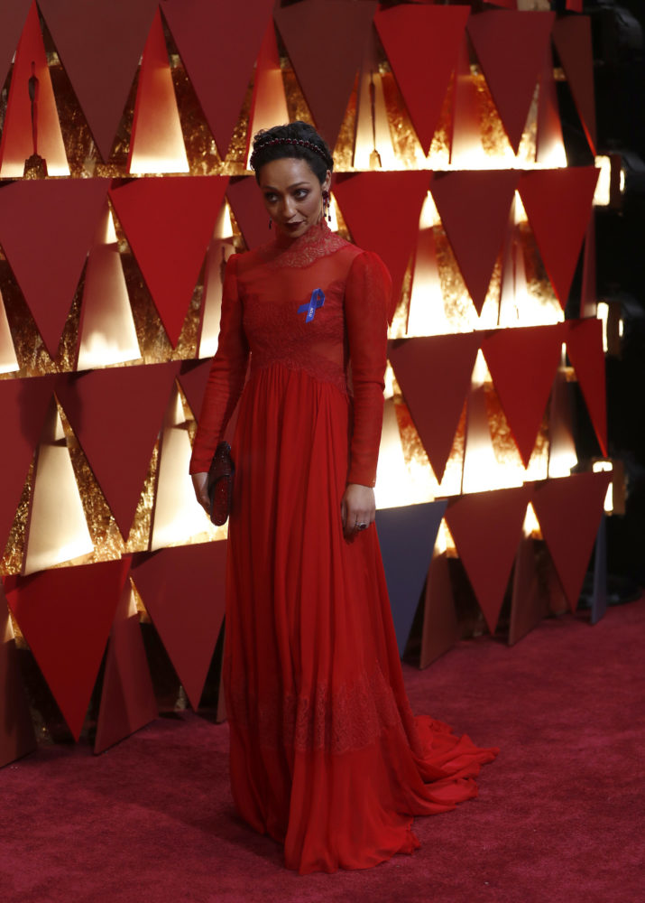 Ruth Negga var nomiert som beste kvinnelige skuespiller for «Loving».  Skuespilleren var kledd i en rød kjole fra  Valentino, laget spesielt for henne. Som flere andre hadde hun en blå sløyfe til støtte for American Civil Liberties Union. Foto: REUTERS/Mario Anzuoni