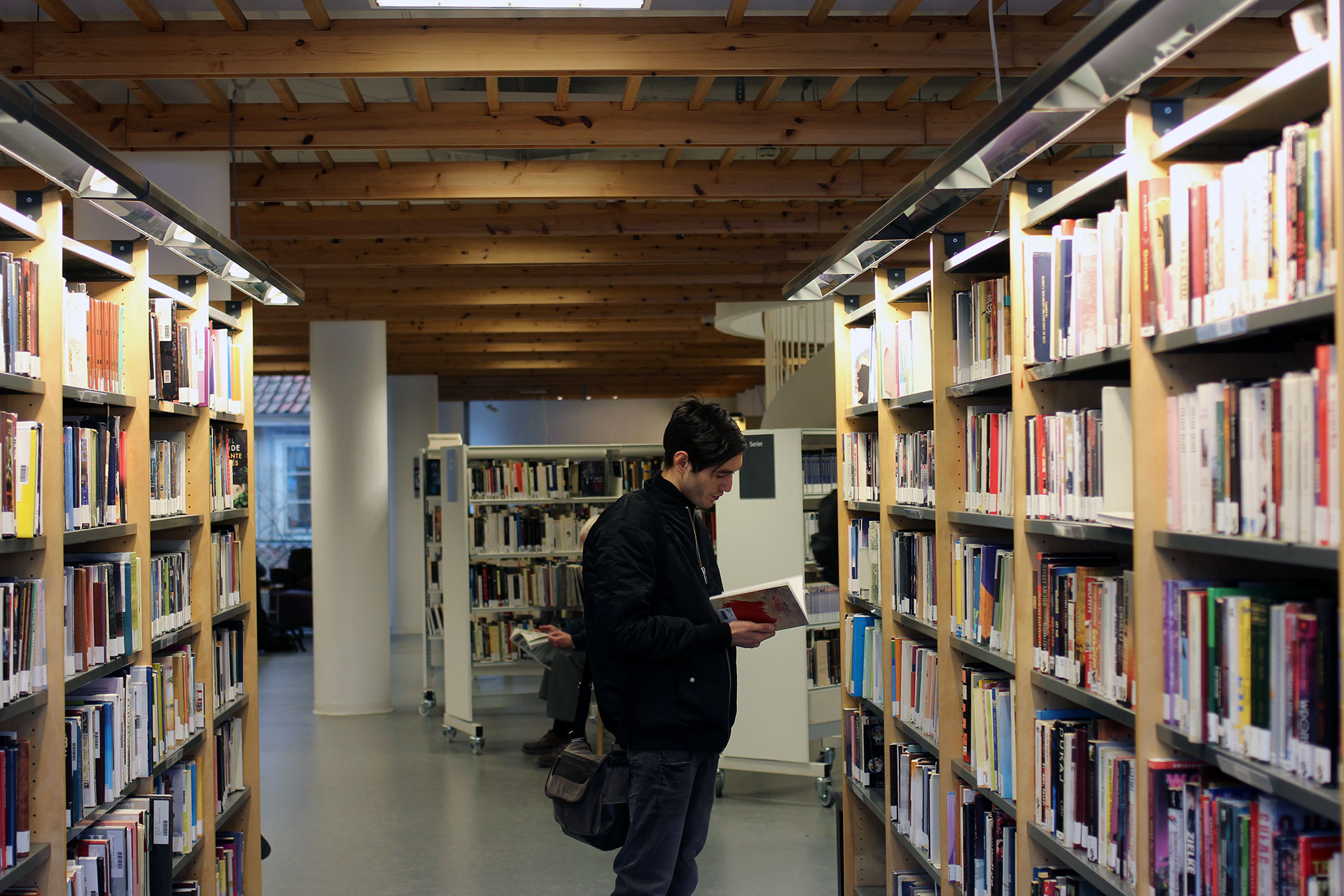 Majid er lite ute av huset, men drar iblant til biblioteket for å låne bøker. Han savner klassen sin på Røros Videregående skole intenst. Foto: Frid K. Hansen