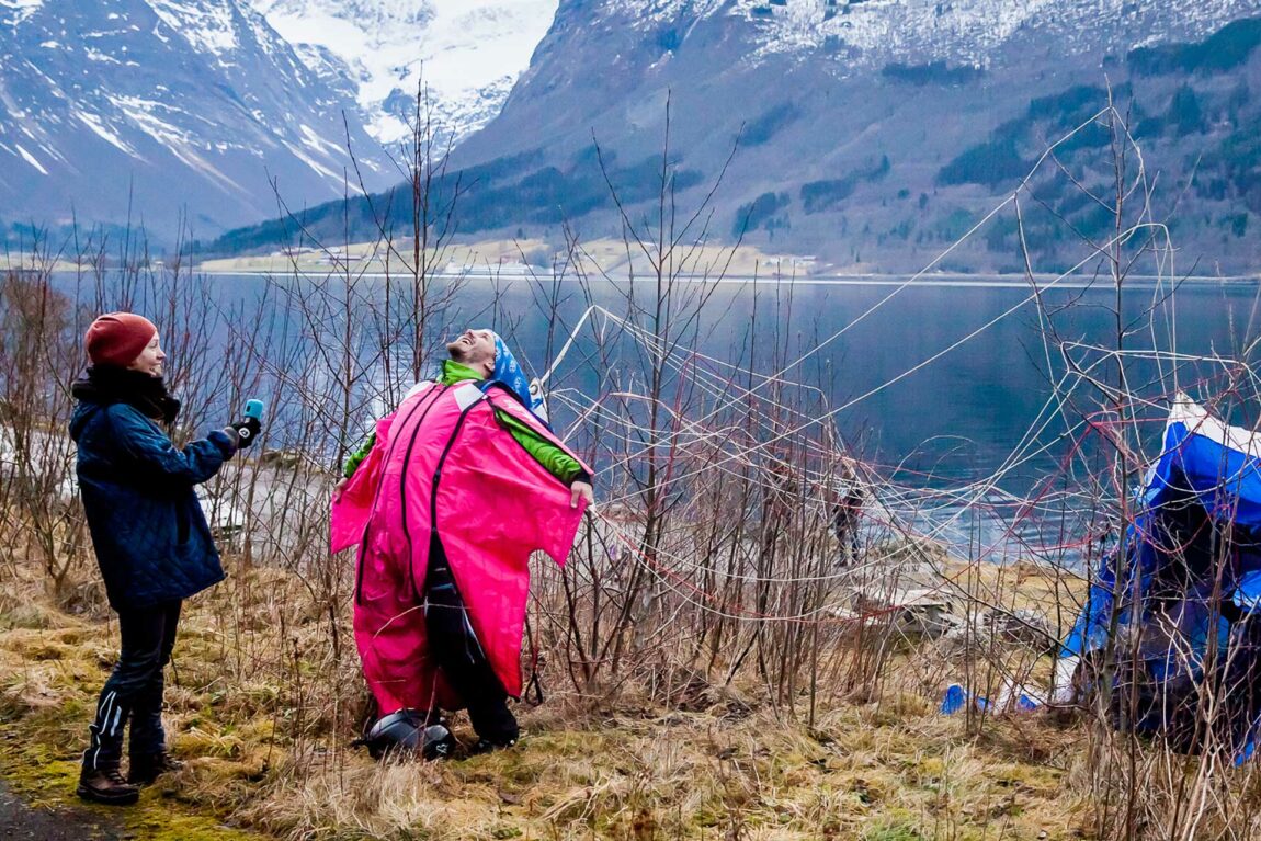 – Å hoppe base er en vanvittig følelse, sier Henrik. Han er i ekstase etter å ha gjennomført hoppet. Foto: Martin Aas, NRK P3