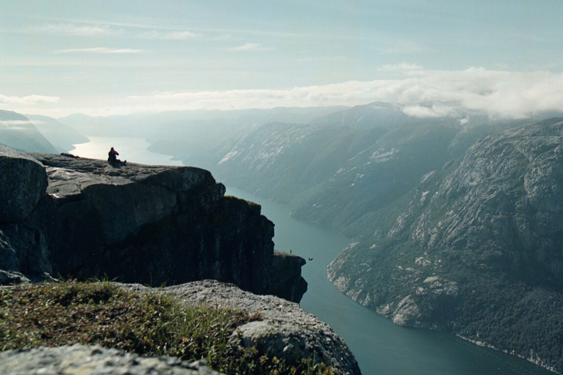 Kjerag er trolig et av de tryggeste plassene å hoppe base fra, på grunn Stavanger Base Klubbs reguleringer. Foto: Alf Ove Hansen, NTB Scanpic