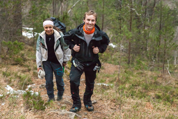 Kjæresteparet drar ofte på tur sammen, men de synes fortsatt det er nervepirrende å se den andre hoppe. – Man blir alltid litt bekymra når noen man er veldig glad i kaster seg utfor et stup, sier Anders. Foto: Martin Aas, NRK P3