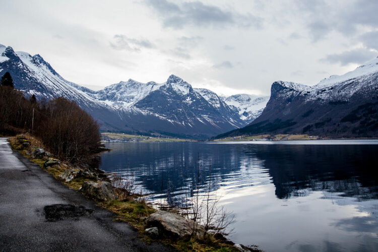 Romsdal er et populært område for basehopping. Hit kommer hoppere fra hele verden. Foto: Martin Aas, NRK P3