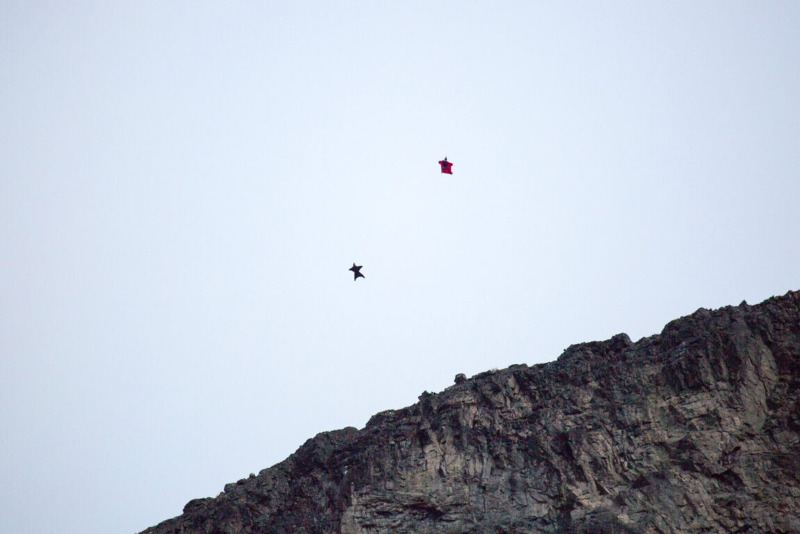 Vingedrakt, også kjent som «wingsuit», gjør at basehopperne kan fly lenger, og raskere, før fallskjermen må løses ut. Med en vingedrakt kan man fly opptil 300 kilometer i timen. Foto: Martin Aas, NRK P3