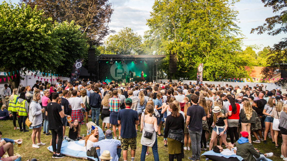 Slik så det ut rundt Urørtscenen på Slottsfjellfestivalen i fjor.  FOTO: Kim Erlandsen/NRK P3