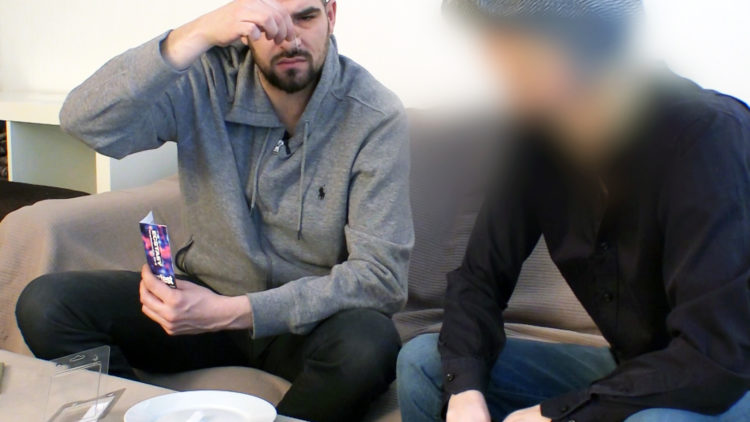 Programleder Leo Ajkic sjekker ut den kjemiske testen som dealer "Emil" bruker for å se om han har fått ren MDMA. (Foto: NRK P3)