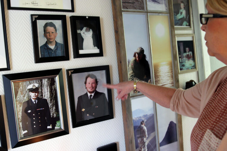 Hjemme i Kristiansand har Anne Lian laget en vegg til minne for sønnen Christian. Foto: Nora Brønseth, NRK P3