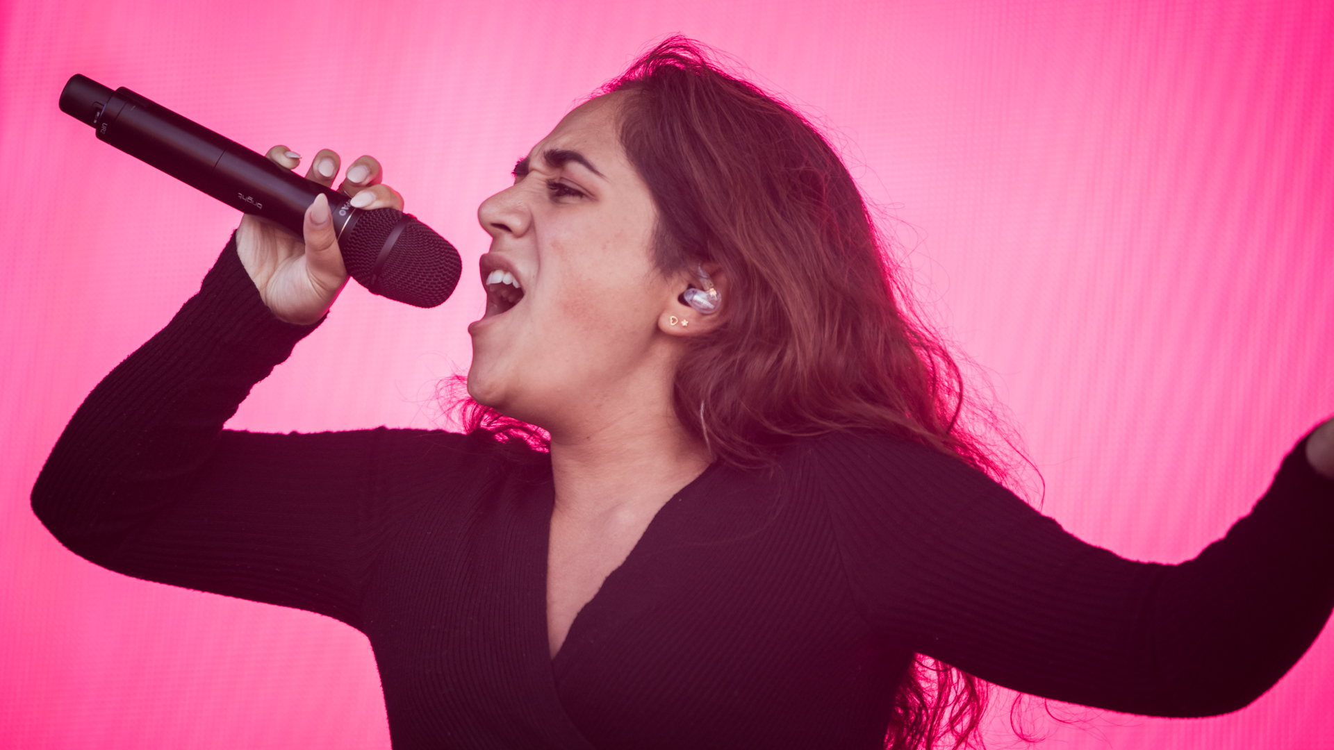 Amanda Delara på Kastellscenen, Slottsfjell 2017. Foto: Rashid Akrim, NRK P3