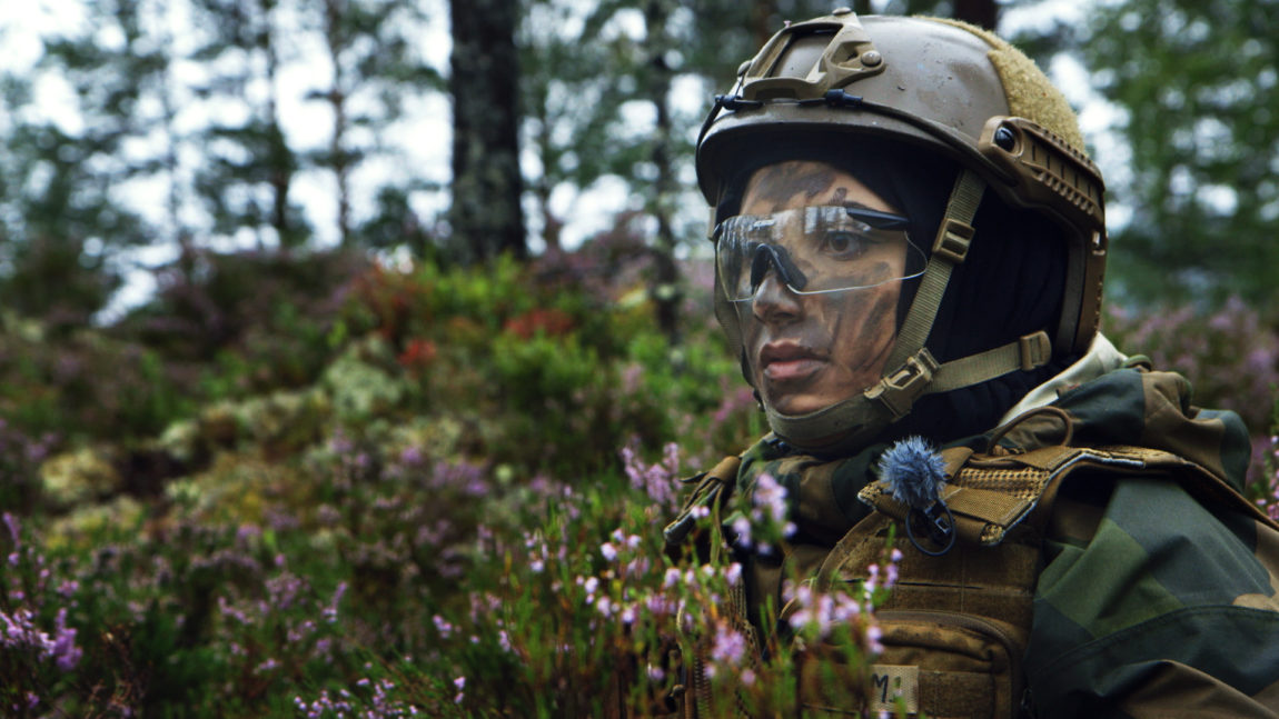 Faten Mahdi Al-Hussaini i full uniform under innspilling av episoden om forsvaret på NRKs "Faten tar valget". FOTO: NRK/ Christian Breilid