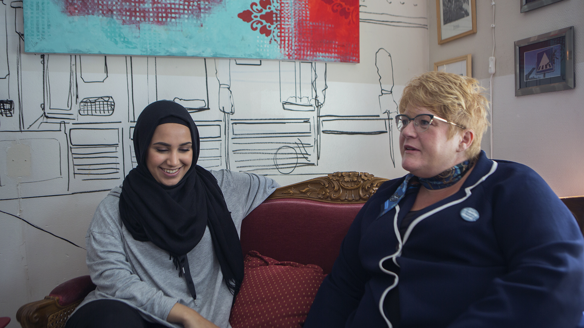 Faten og Skei Grande diskuterer viktigheten av småbedrifter i en grunderskapt cafe i Gamlebyen. FOTO: Christian Breidlid