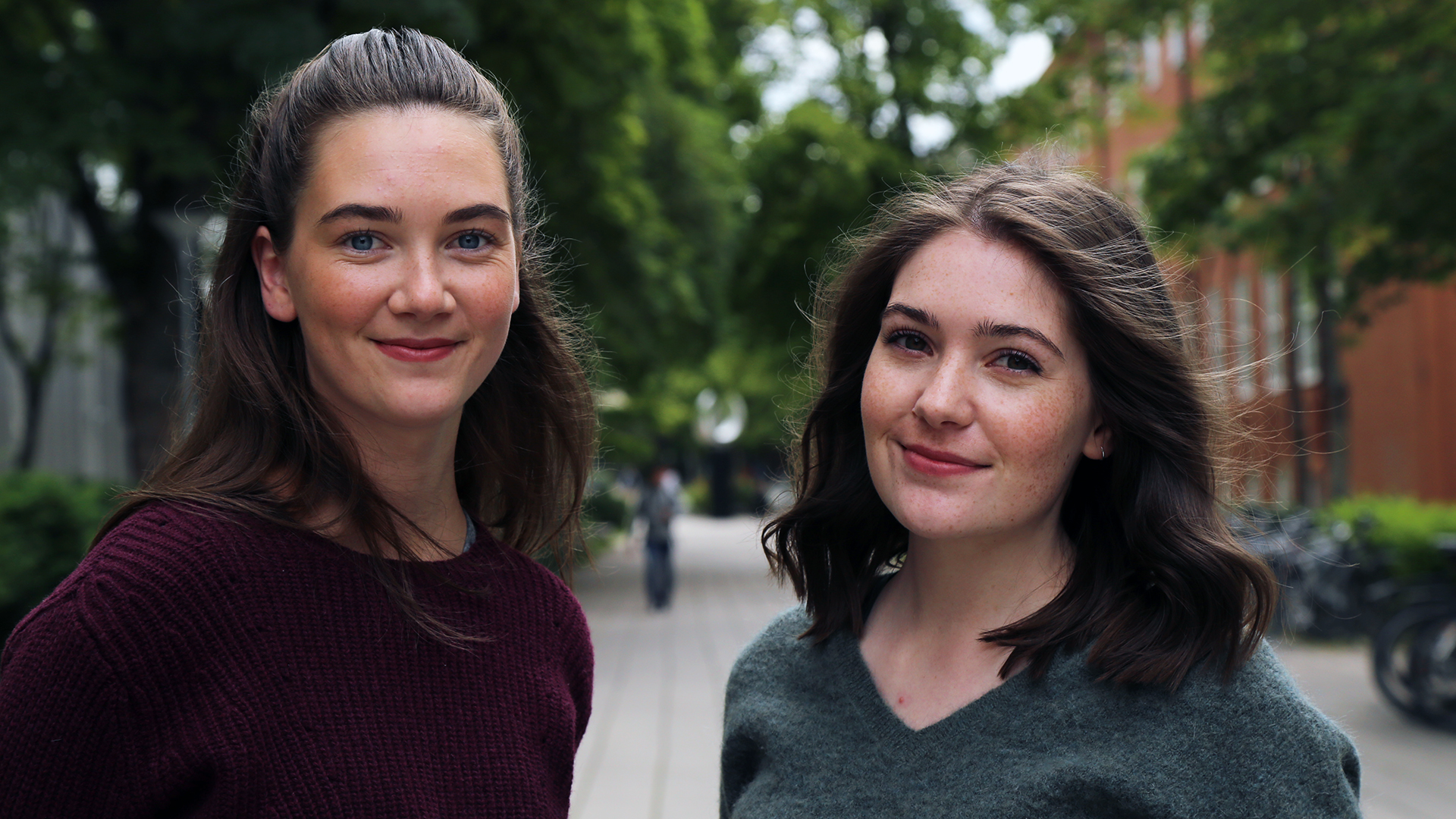 Maren Rotmo (26) og Isabelle Aimee Gabarro (24) deler sine råd med nye studenter. Foto: Kjersti Havdal, NRK P3